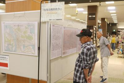 「石巻古地図散歩」 発行記念パネル展 昔の町並みに記憶重ね イオン石巻未来屋書店であすまで
